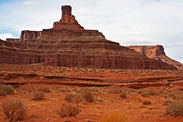 Nahaufnahme des Kane Springs Canyon Tower vom Shafer Trail nz7 9693