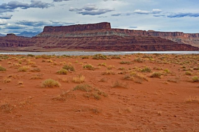 Die Ausläufer der Potash Evaporation Ponds vor der Behind the Rocks Mesa nz7 9694