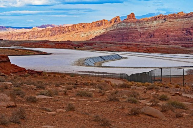 Die Schleifen der Potash Evaporation Ponds vor dem Cane Creek Anticline nz7 9707